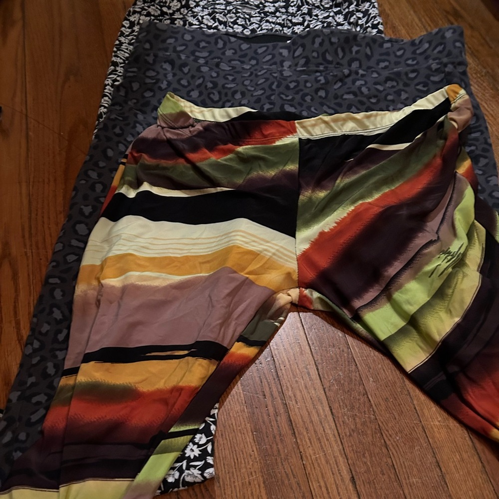 A batch of women’s gently used leggings.